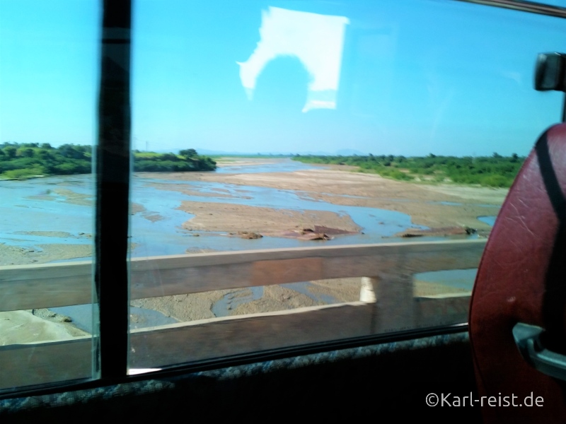 Bus Minibus Reisebus Bagan Mandalay Aussicht unterwegs