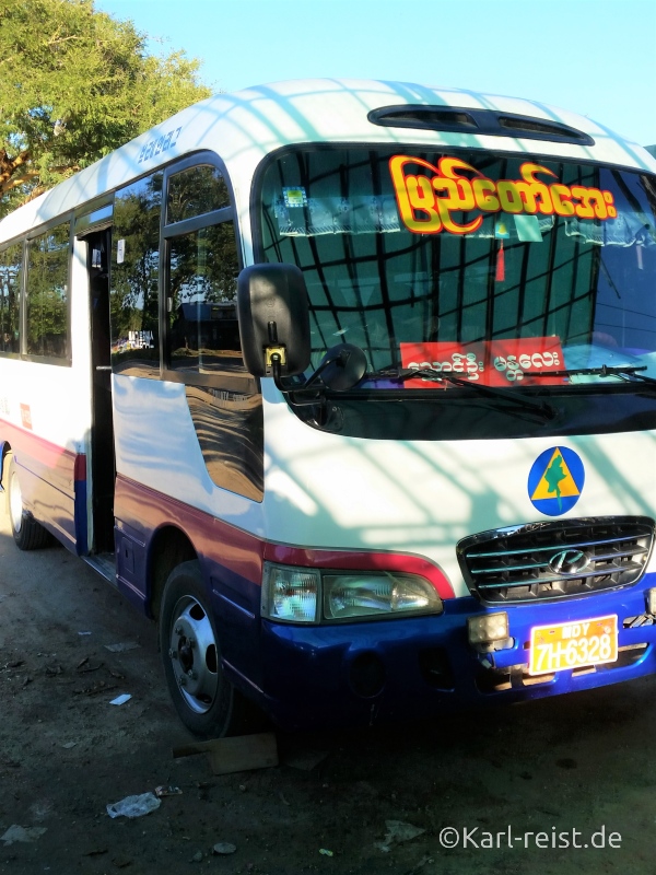 Bus Minibus Reisebus Bagan Mandalay mit Kind Myanmar