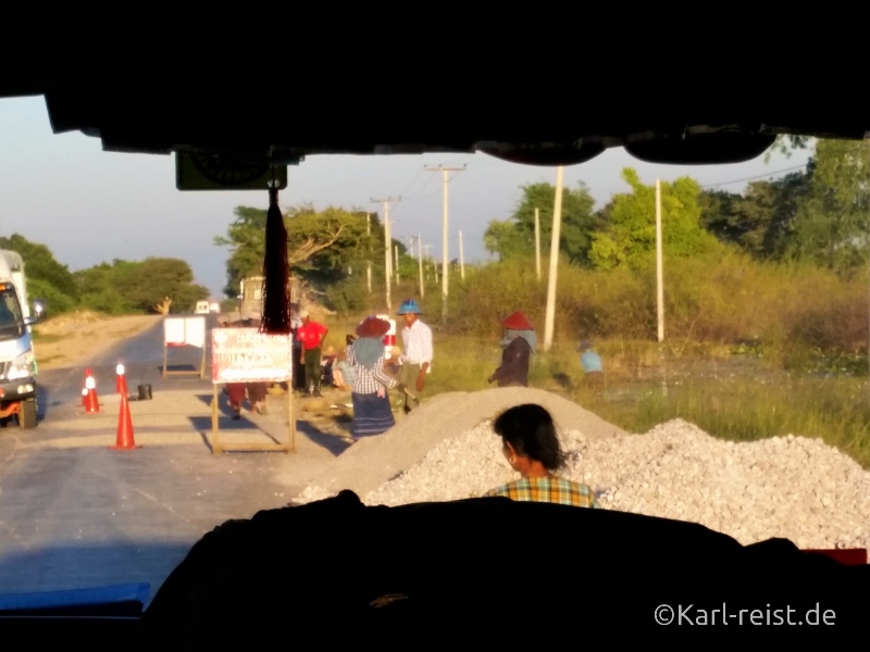 Bus Minibus Reisebus Bagan Mandalay Straßenarbeiter Straßenarbeiten