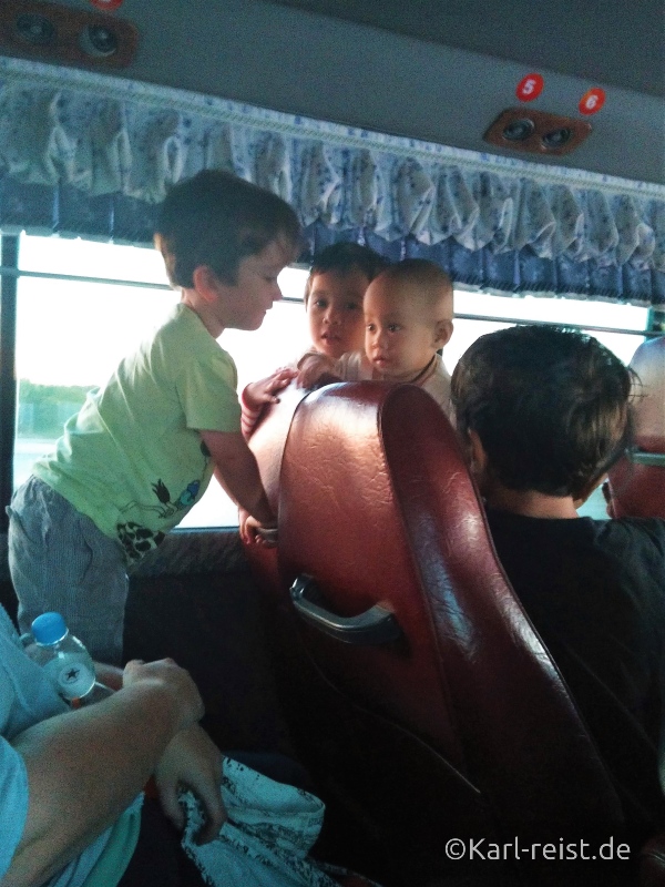 Bus Minibus Reisebus Bagan Mandalay mit Kind Myanmar Kinder