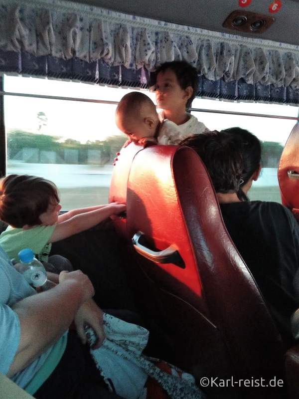 Bus Minibus Reisebus Bagan Mandalay mit Kind Myanmar Kinder