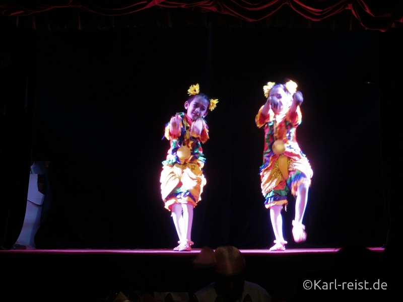 Kinder tanzen Mandalay Marionettes