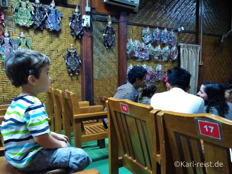 Der Saal bei den Mandalay Marionettes