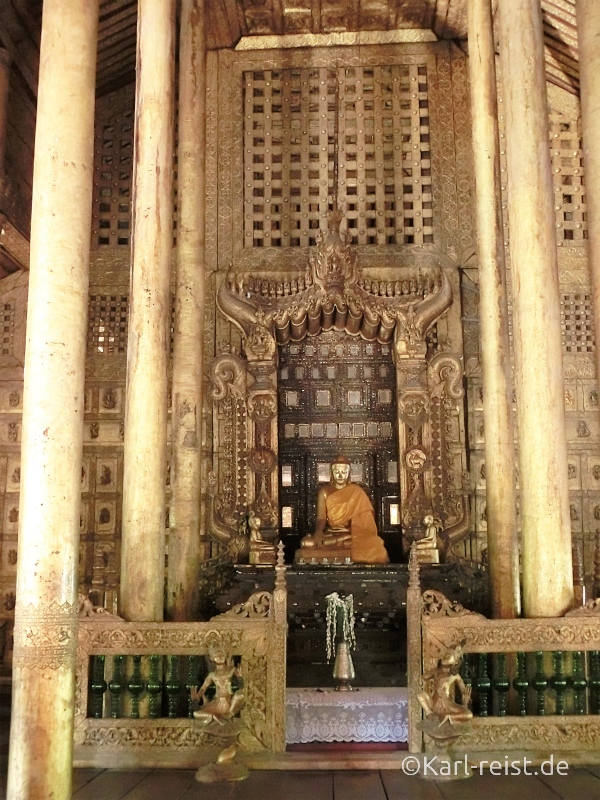Shwenandaw Kyaung Schnitzereien Buddha und Goldverzierung