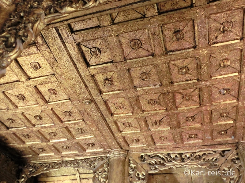 Shwenandaw Kyaung Schnitzereien Goldverzierung Decke