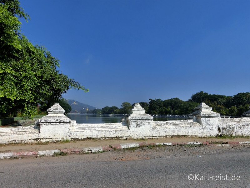 Ausblick von der Brücke zum Mandalay Palace Richtung Mandalay Hill
