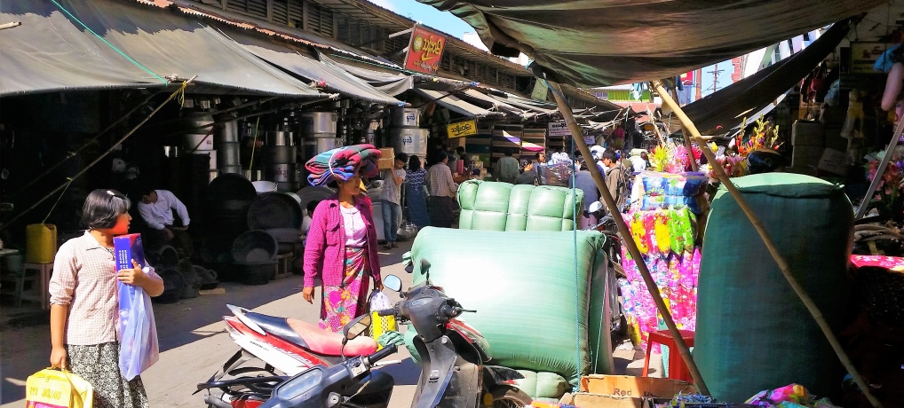 Unterwegs in den Straßen von Mandalay und Zegyo Market Besuch