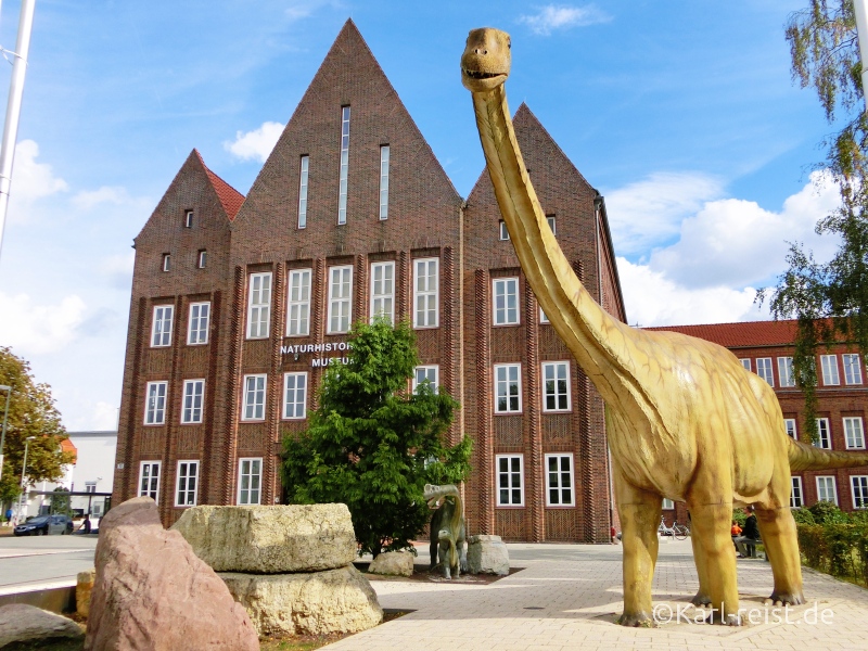 Eingang mit Dinosaurier vom Naturhistorischen Museum Braunschweig