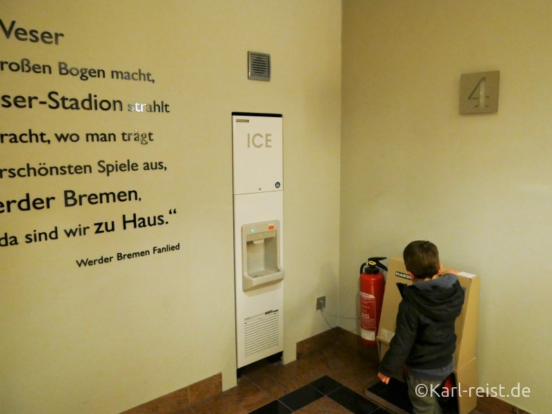 Eismaschine und Schuhputzmaschine auf Stockwerk vom Radisson Blu Bremen Hotel