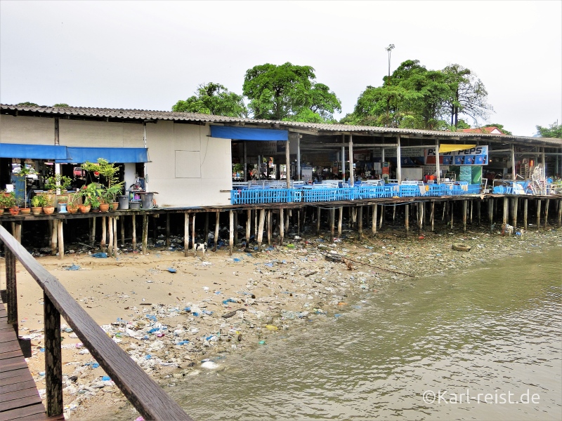 Müll unter Stelzenrestaurant in Ban Phe Rayong