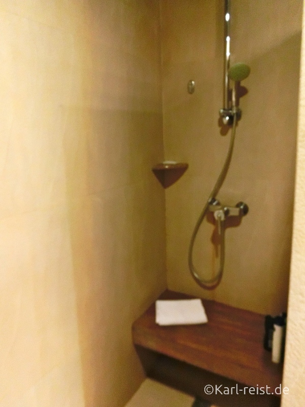 Dusche im Standardzimmer im Novotel Rim Pae Rayong Hotel Resort Klaeng Ban Phe