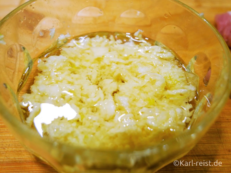 Gepresster Knoblauch und Öl in einer Glasschale