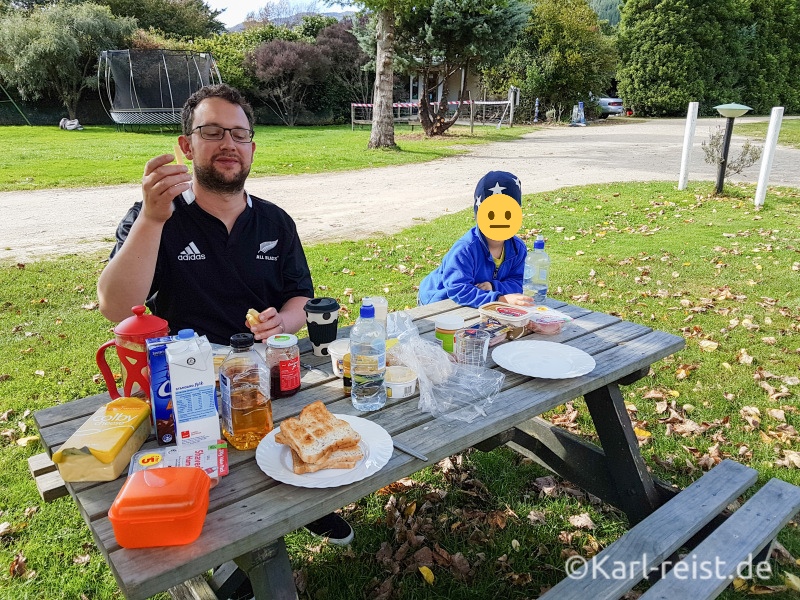 Smiths Farm Holiday Park Marlborough Sounds Camping Frühstück