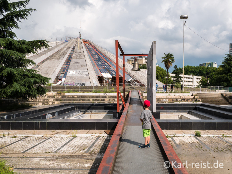 Friedensglocke und Pyramide in Tirana