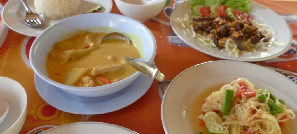 Thai Gerichte Som Tam Grüner Papayasalat, pork garlic pepper, curry massamam