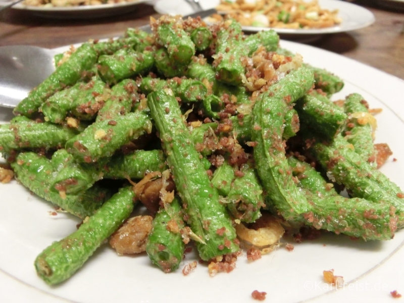 Stir fried stringbeans sauteed with shrimp paste ist ein Gericht aus der Region Chanthaburi. Stir fried stringbeans sauteed with shrimp paste ist ein Gericht aus der Region Chanthaburi.