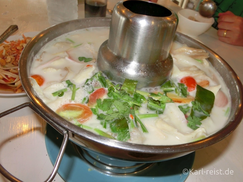 Tom Kha Gai - Kokossuppe mit Huhn im beheizten Hut
