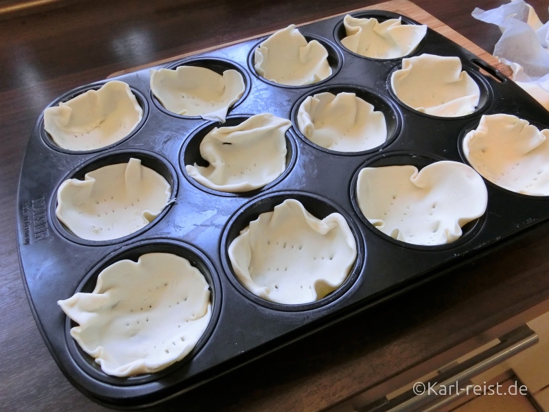 Blätterteig für Pastéis de Nata in Form geben