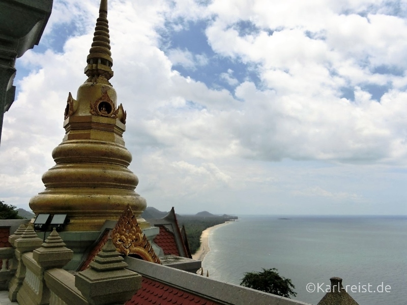 Ausblick vom Wat Tang Sai Temple bei Ban Krut, Thailand. Meer, Strand Tempel
